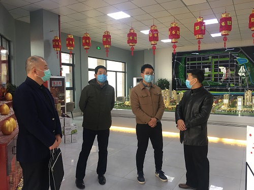 劉歲科在檢查蟠龍觀邸復(fù)工時指出：務(wù)必做到“六把關(guān)”“八查看”，將防疫制度落實到位